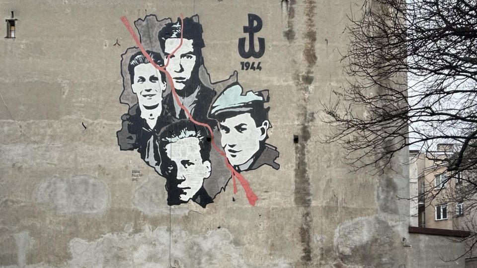 K Pradze patří i tzv. muraly, jeden z poslední je věnovaný Varšavskému povstaní