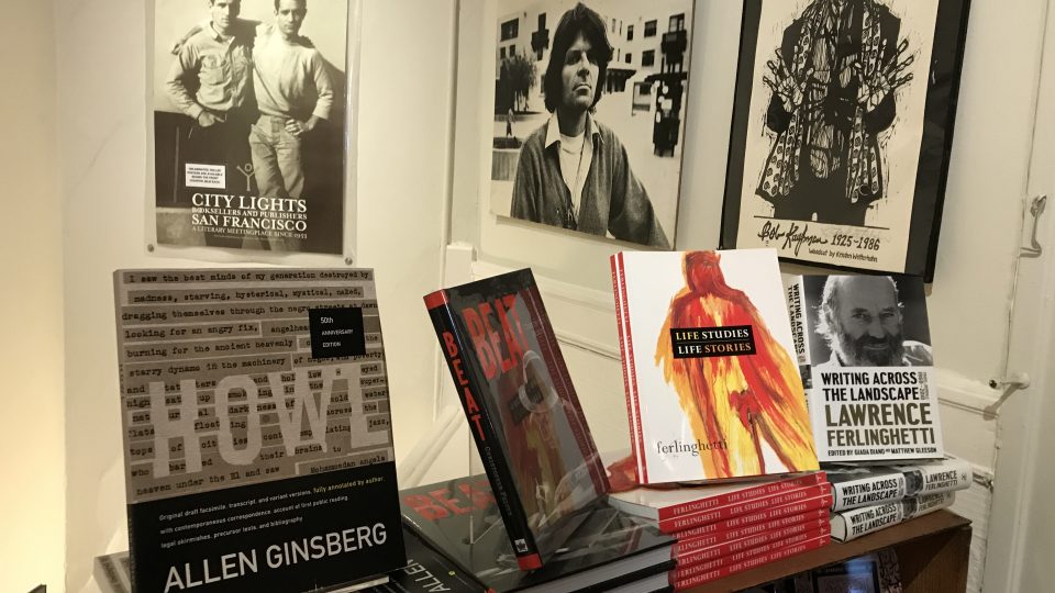 Lawrence Ferlinghetti stále dohlíží na provoz svého nezávislého knihkupectví a vydavatelství, které v Kalifornii založil před 66 lety.