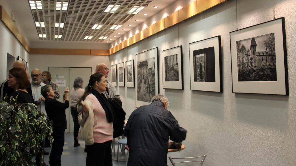 Vernisáž výstavy fotografií z natáčení filmu Nabarvené ptáče v galerii Českého rozhlasu České Budějovice