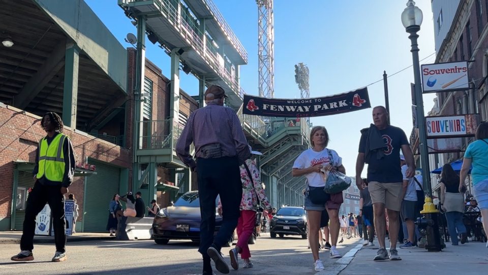 Přestavby stadionu ale měly dopad také na jeho okolí. Fenway Park se stal také místem pro odpočinek a setkávání s přáteli.