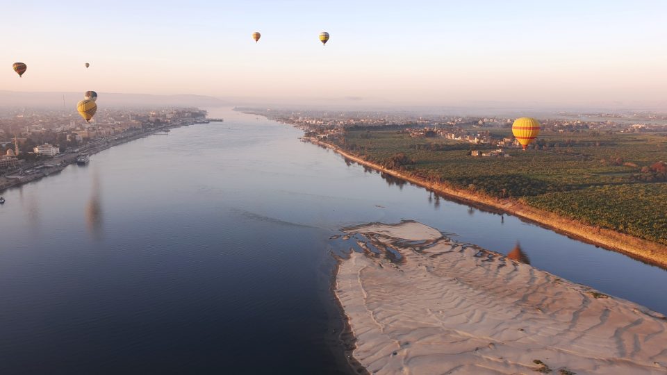 Neúspěšné přistání na západním břehu nutí piloty překonat Nil a pokusit se najít lepší místo na druhém břehu