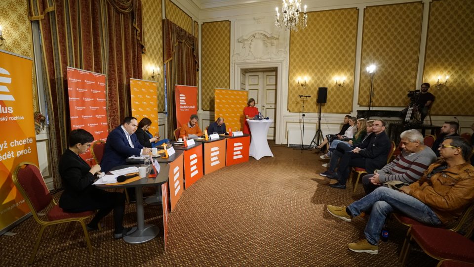 Hosty Marie Bastlové v debatě na téma bydlení byli Olga Richterová (Piráti), Jan Hrnčíř (SPD), Jana Maláčová (ČSSD), Štěpán Ripka (Platforma pro sociální bydlení) a Daniel Prokop (sociolog).
