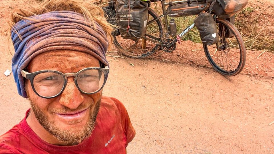 První vážnější nehoda. Let přes řídítka v Tanzanii skončil pohmožděným ramenem | foto: Tadeáš Šíma První vážnější nehoda. Let přes řídítka v Tanzanii skončil pohmožděným ramenem