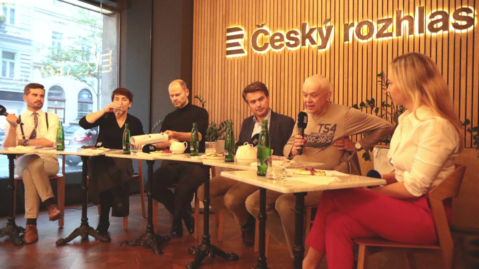 Účastníci živé debaty (zleva): Viktor Daněk, Kateřina Šafaříková, Radek Špicar a Filip Nerad, Vladimír Špidla a Zdeňka Trachtová