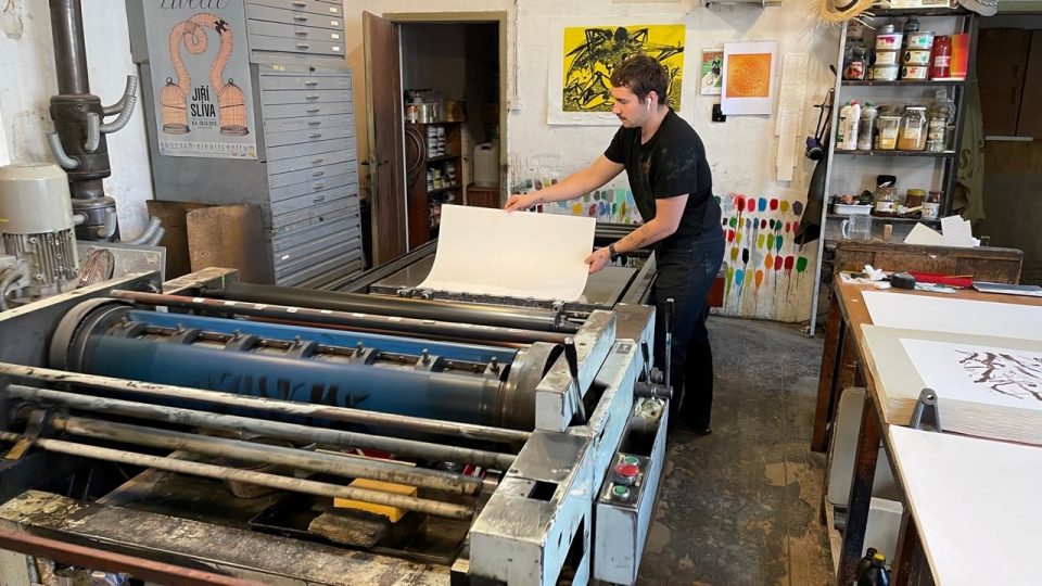 Tiskařský kámen se po každém tisku obrousí a je připravený k dalšímu použití