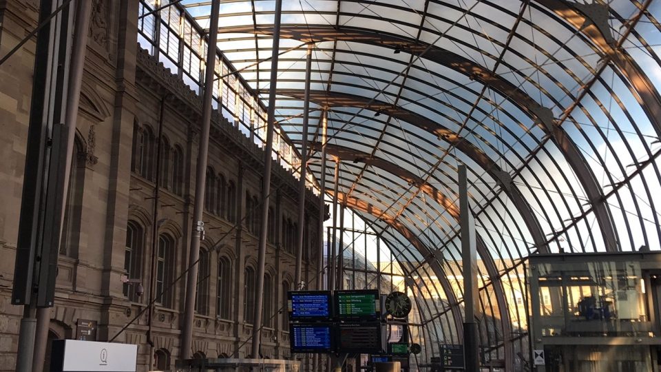 Štrasburské nádraží je symbolickou branou do města. Stejný dojem evokují i prostory pod jeho skleněnou střechou