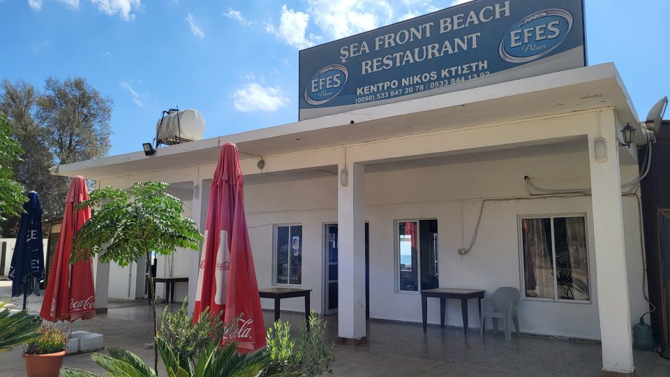 Restauraci v obci Dipkarpaz  na východním konci ostrova vlastní společně kyperský Řek Nikos a kyperský Turek Zafer