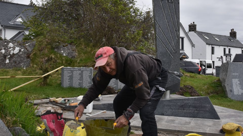 Hynek Oberhel dokončuje rekonstrukci památníku