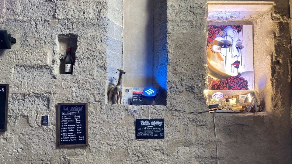 Na stěnách kaple jsou moderní obrazy i nabídka drinků