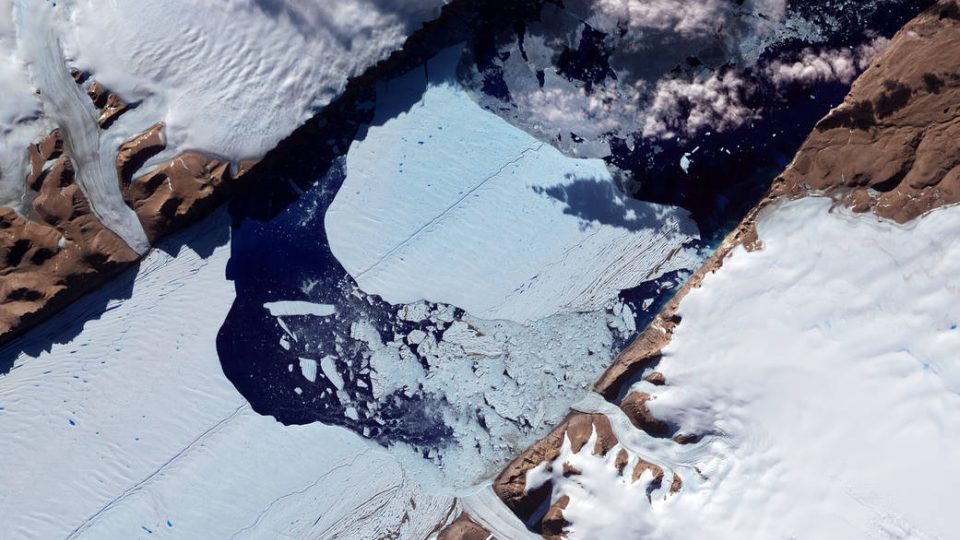 Grónský ledovec o velikosti Aljašky má teď led tlustý místy až tři kilometry. Podle vědců taje nejrychleji za posledních 400 let.
