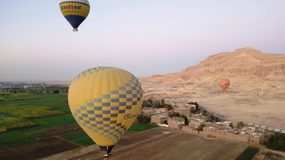 S návratem západních turistů do Egypta znovu roste i zájem o vyhlídkové lety balonem nad chrámy starověkých Théb