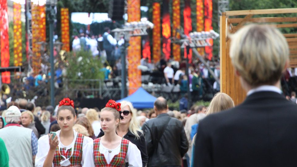 Kroje a desetitisíce milovníků lidových tradic. To je lotyšský Festival zpěvu a tance.