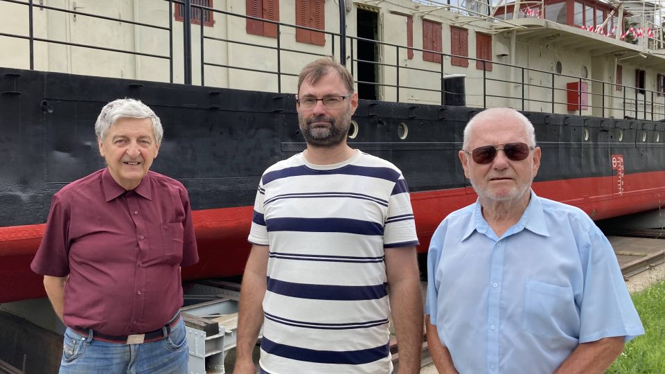 Zachránci lodě Erich Piš a Juraj Bohunský. Uprostřed kurátor dopravního muzea v Bratislavě Martin Goduš