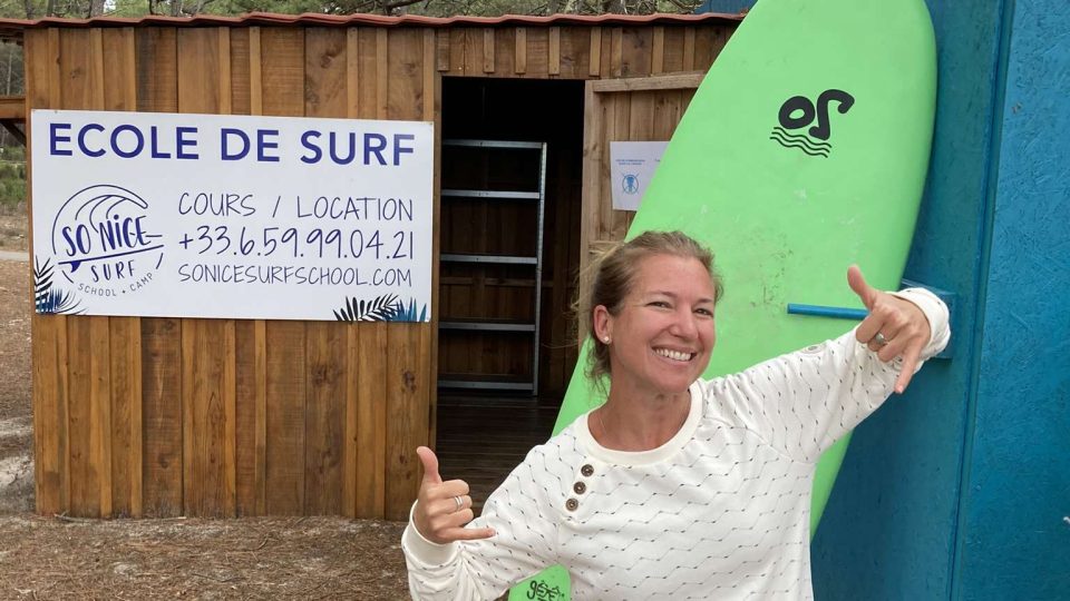 Spolumajitelkou surfařské školy na pláži La Porge je Solene, původní profesí učitelka tělocviku