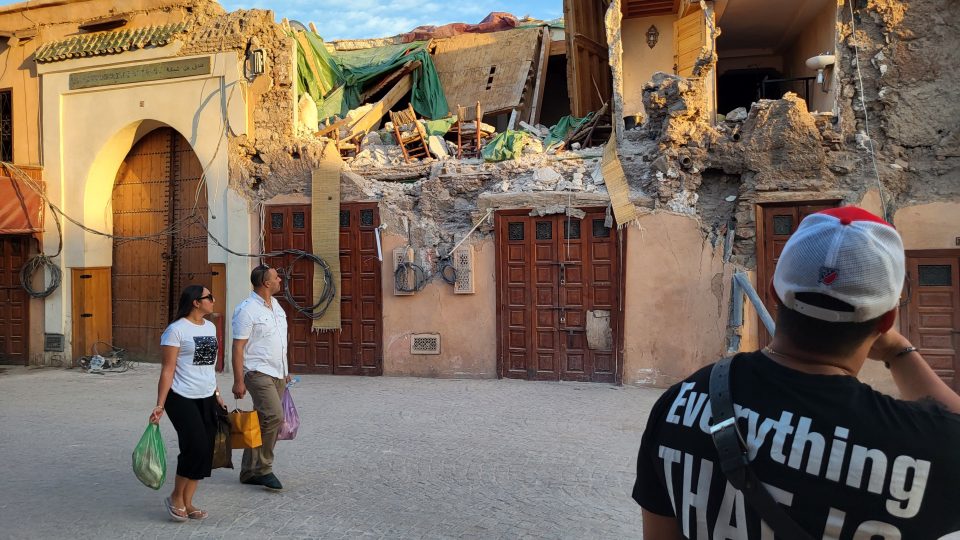 Hned druhý den po zemětřesení se kolem trosek zřícených domů a mešit nerušeně procházeli evropští turisté