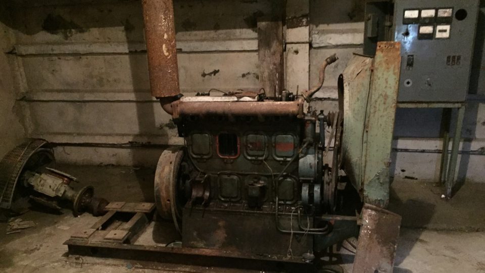 K vybavení, které zůstalo v krytu, patří i dieslový generátor od české škodovky