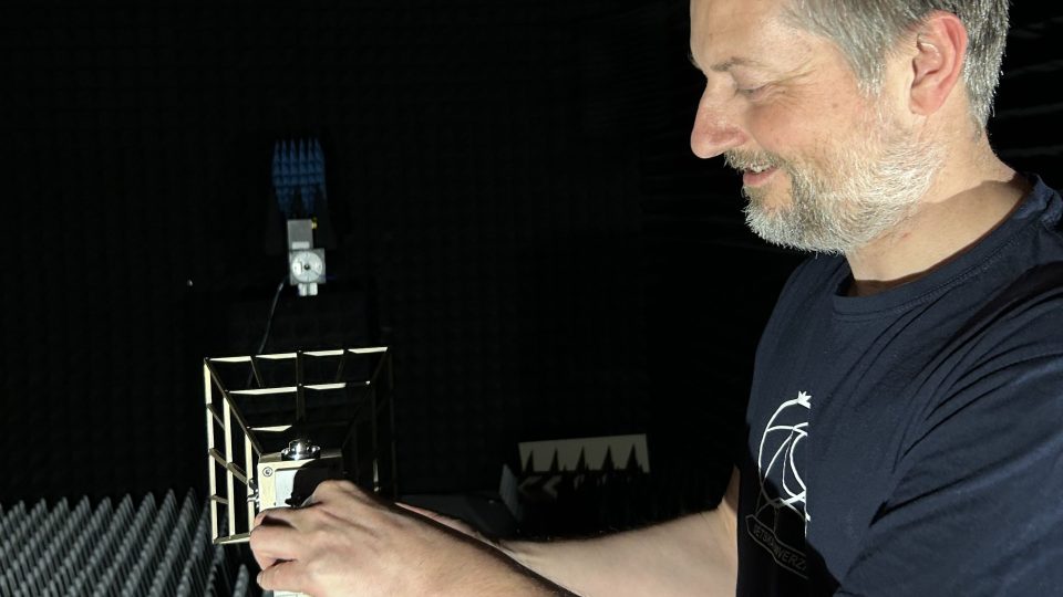 Tomáš Kořínek z Katedry elektromagnetického pole FEL ČVUT připravuje anténu na měření