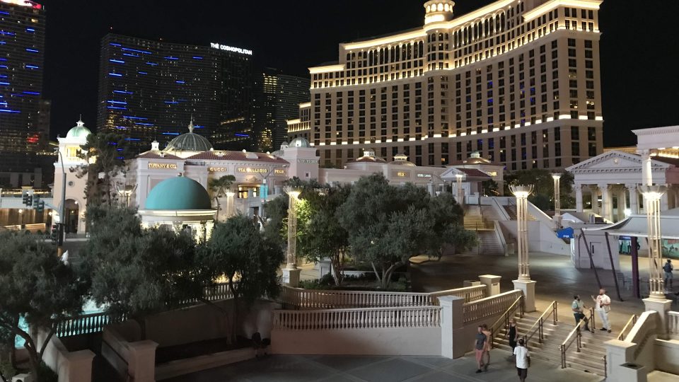 Las Vegas je město věčně svítících neonů, kasin a hotelů