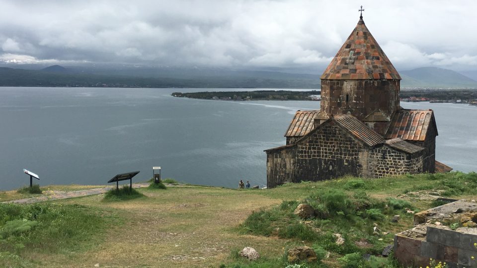 Neopakovatelný ráz krajiny kolem jezera Sevan nadchne oko fotografa