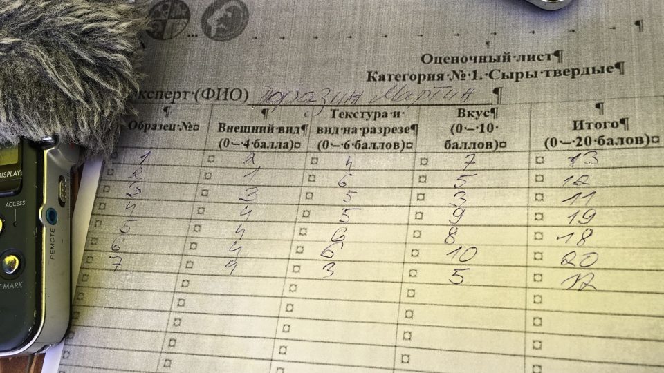 Martin Dorazín postupně zodpovědně vyplnil všechny kolonky formuláře pro porotce v soutěži kozích sýrů
