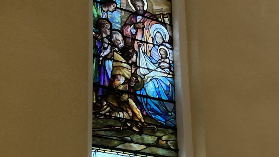 Vitrážová okna s biblickými výjevy doplňují dedikační tabulky na památku Jana Husa a Jana Ámose Komenského