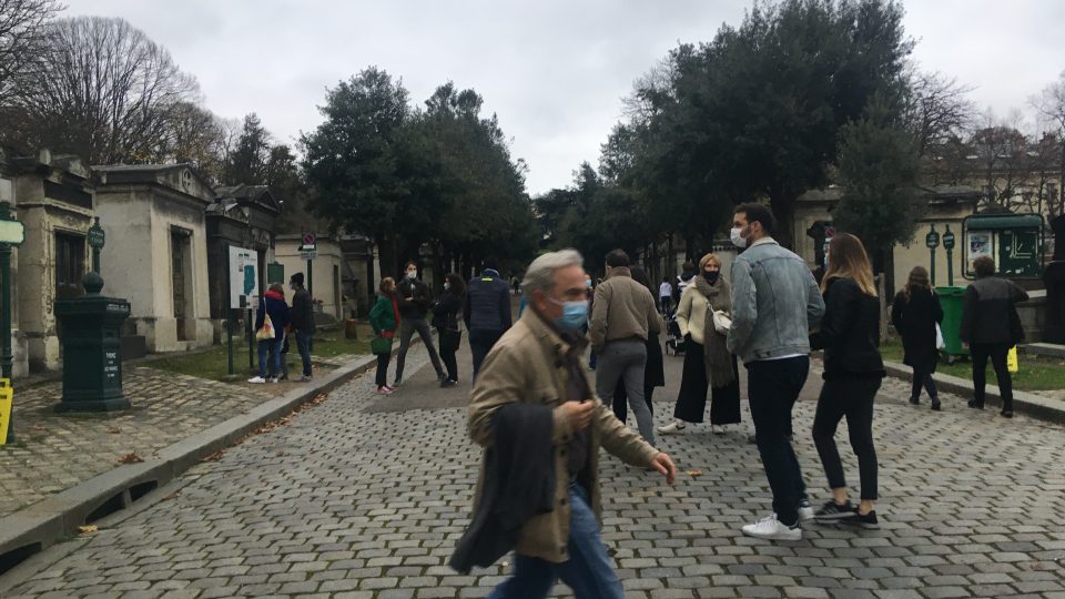 Návštěvnost hřbitova Père Lachaise se v těchto dnech pohybuje kolem tisíců lidí