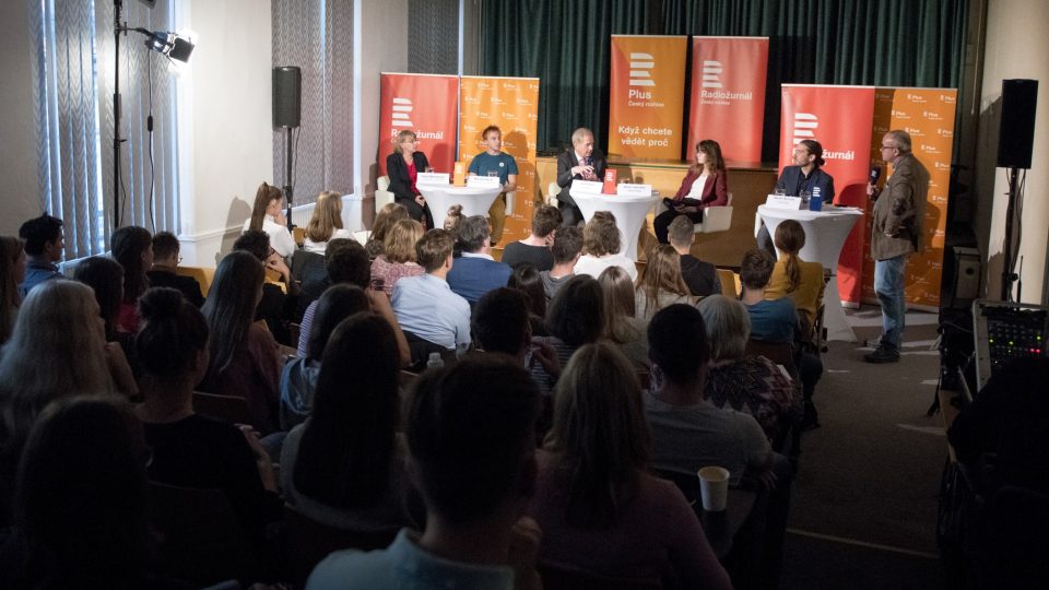 Debata k projektu Rozděleni svobodou na téma nedůvěra v demokracii a instituce se konala v prostorách pražské Fakulty sociálních věd UK