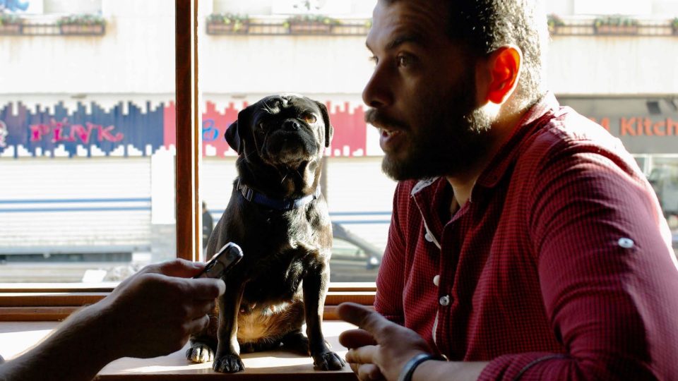 Spolumajitel psí kavárny Rámí během natáčení reportáže pro Radiožurnál