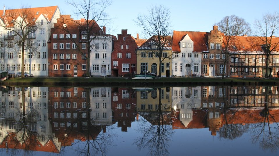 Lübeck leží v Severoněmecké nížině na horním toku řeky Trávy, která se po zhruba 17 km vlévá do Baltského moře