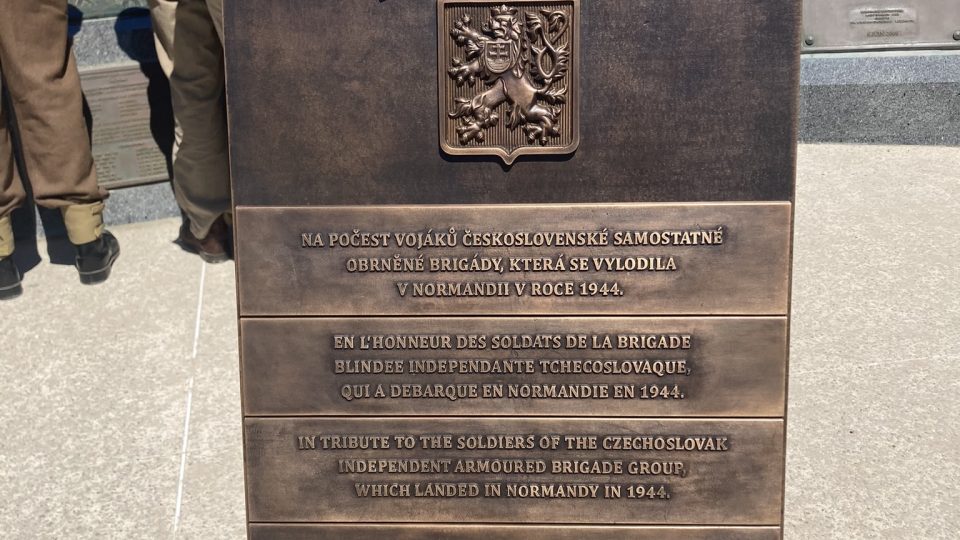 Pamětní deska ve francouzském městě Arromanche věnovaná československým vojákům