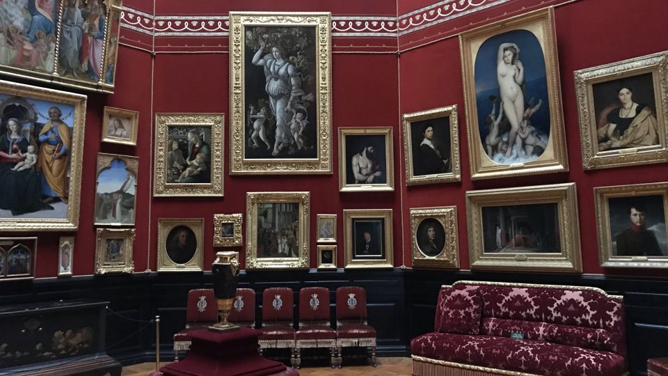 Díky vévodově sběratelské vášni tu visí obrazy od Poussina, Sandra Botticelliho, od Tiziana i Delacroixe