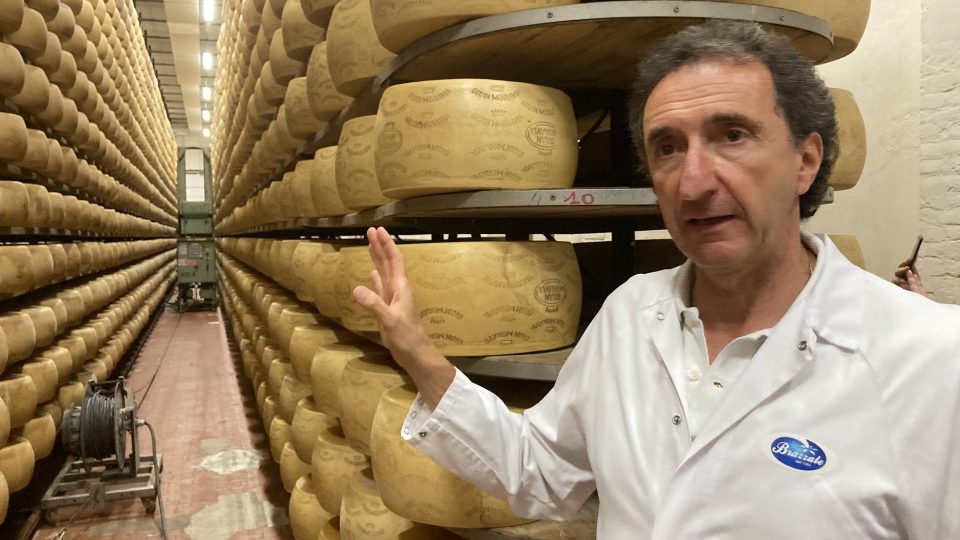 Předkové pana Brazzaleho začali vyrábět sýr Gran Padano v oblasti Benátských Alp v padesátých letech