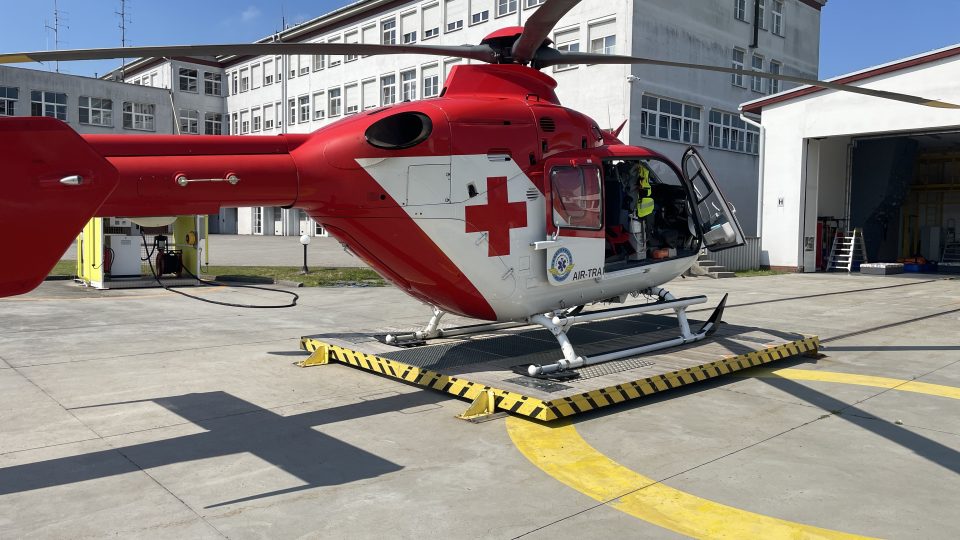 Pacientům v nejvážnějším stavu mohou lékaři na palubě vrtulníku poskytnout pomoc také díky zásobám krve, které mají k dispozici přímo na místě