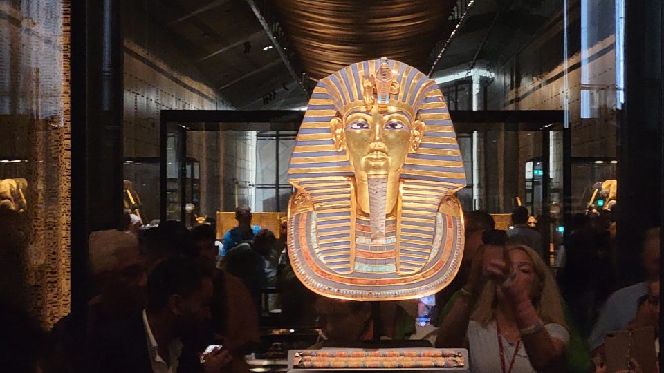 Tutanchamonova zlatá maska je nově vystavena ve Velkém egyptském muzeu v Gíze