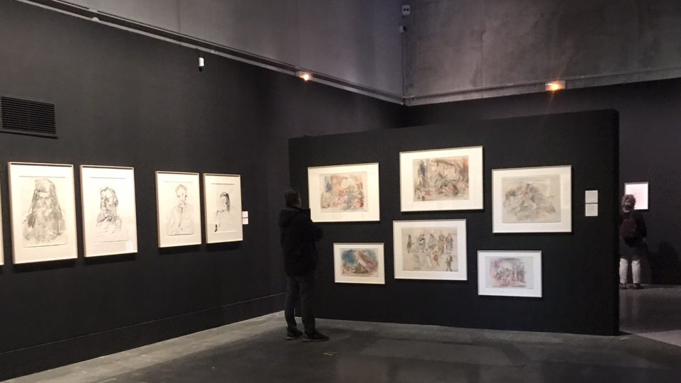 Hlavní expozice vedle sebe staví díla Josepha Beuyse a Oskara Kokoschky