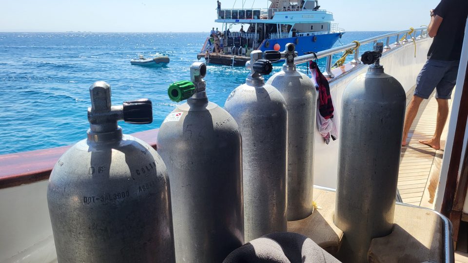Připravené hliníkové lahve se stlačeným vzduchem čekají na další klienty potápěčského kurzu