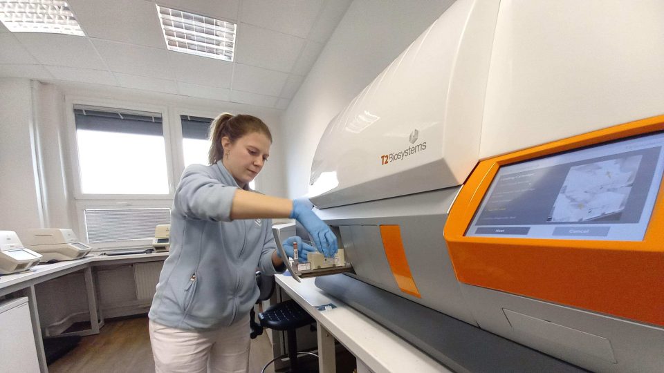 Laborantka Milena Antušková pracuje s přístrojem na odhalení sepsí