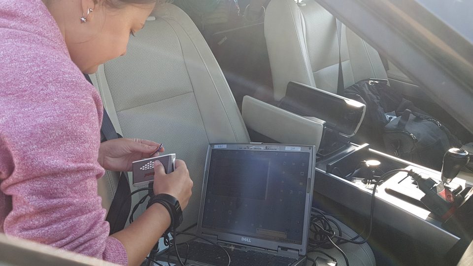 Studentka Veronika Firlová stahuje data z přístroje, který nese jedna z odchycených čejek