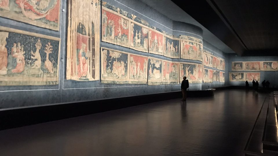 V době svého vzniku v druhé polovině 14. století byla tapiserie Apokalypsy chloubou, ukázkou bohatství i nástrojem propagandy svého majitele Ludvíka I. z Anjou
