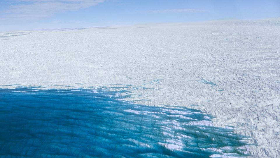 Každý rok se z tající vody na povrchu grónského ledovce vytvářejí jezera. Většina jejich vody během několika hodin zmizí v trhlinách v ledu