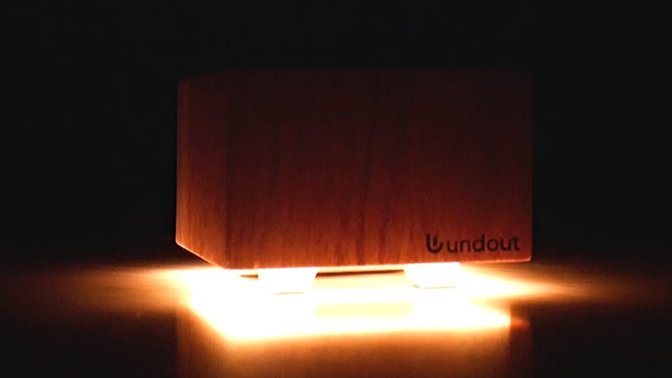 Budík Undout Sleep Box může v noci sloužit jako světýlko pro lepší orientaci, nevysílá přitom žádné radiové vlny