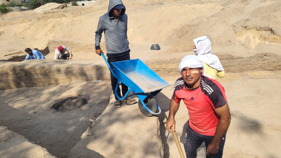 Pětici slovenských egyptologů na vykopávkách pomáhají místní dělníci