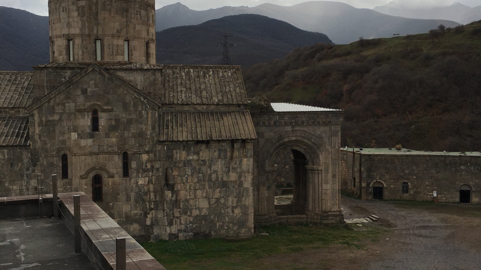 Do pevnostního kláštera Tatev se dá dostat buď lanovkou, nebo přes Ďáblův most