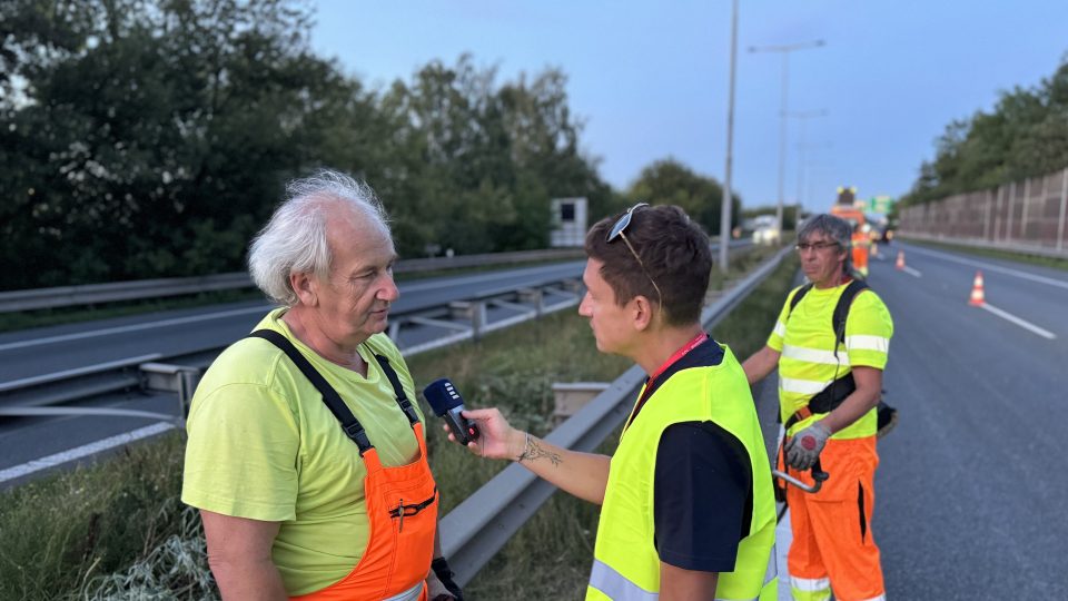 Václav Kolínský během rozhovoru s reportérem Ondřejem Vaňurou