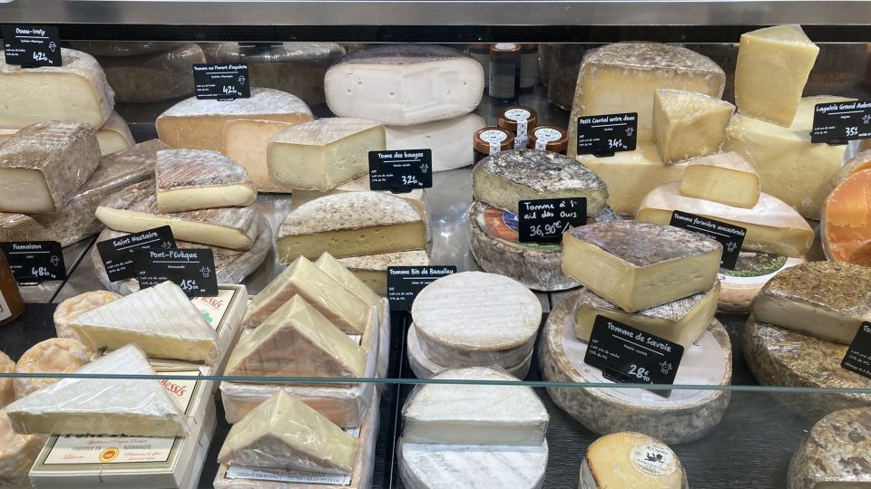 Francouzské sýry jsou fenomén. Typická je jejich neuvěřitelná rozmanitost