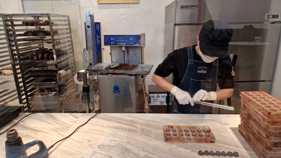 Francouzi Samuel Maruta a Vincent Marou, kteří za čokoládovnou stojí, otevřeně přiznávají, že sice dělají vietnamskou čokoládu, používají k tomu ale francouzský způsob výroby