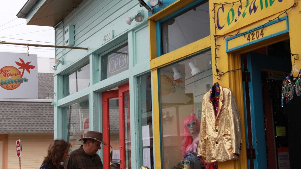 Vyhlášený obchod s vintage karnevalovým oblečením v New Orleans patří paní Claudii
