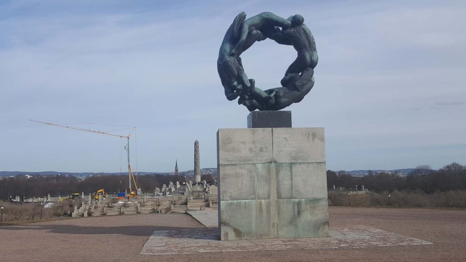 Symbolickým završením Vigelandovy umělecké koncepce ve Frognerově parku je sousoší nazvané Kolo života
