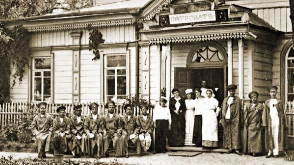 Personál kyjevské nemocnice na dobové fotografii