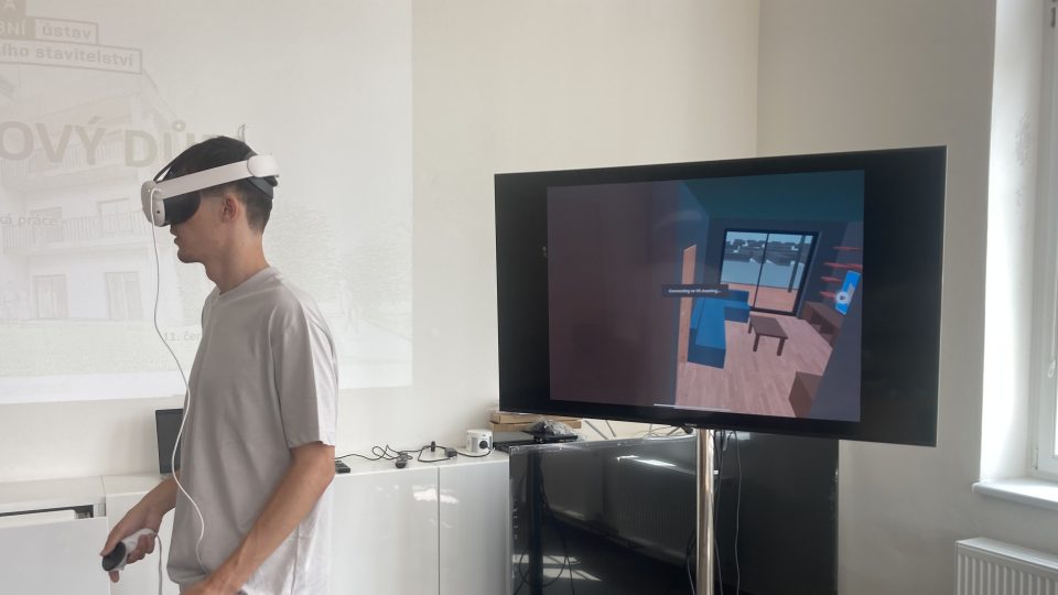 Aleš Kalčík se ve virtuální realitě prochází obývacím pokojem